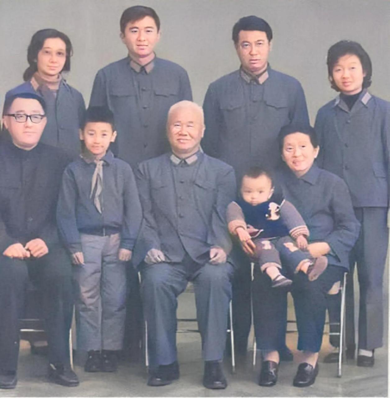 在60年代,陈再道拍了一张"全家福".