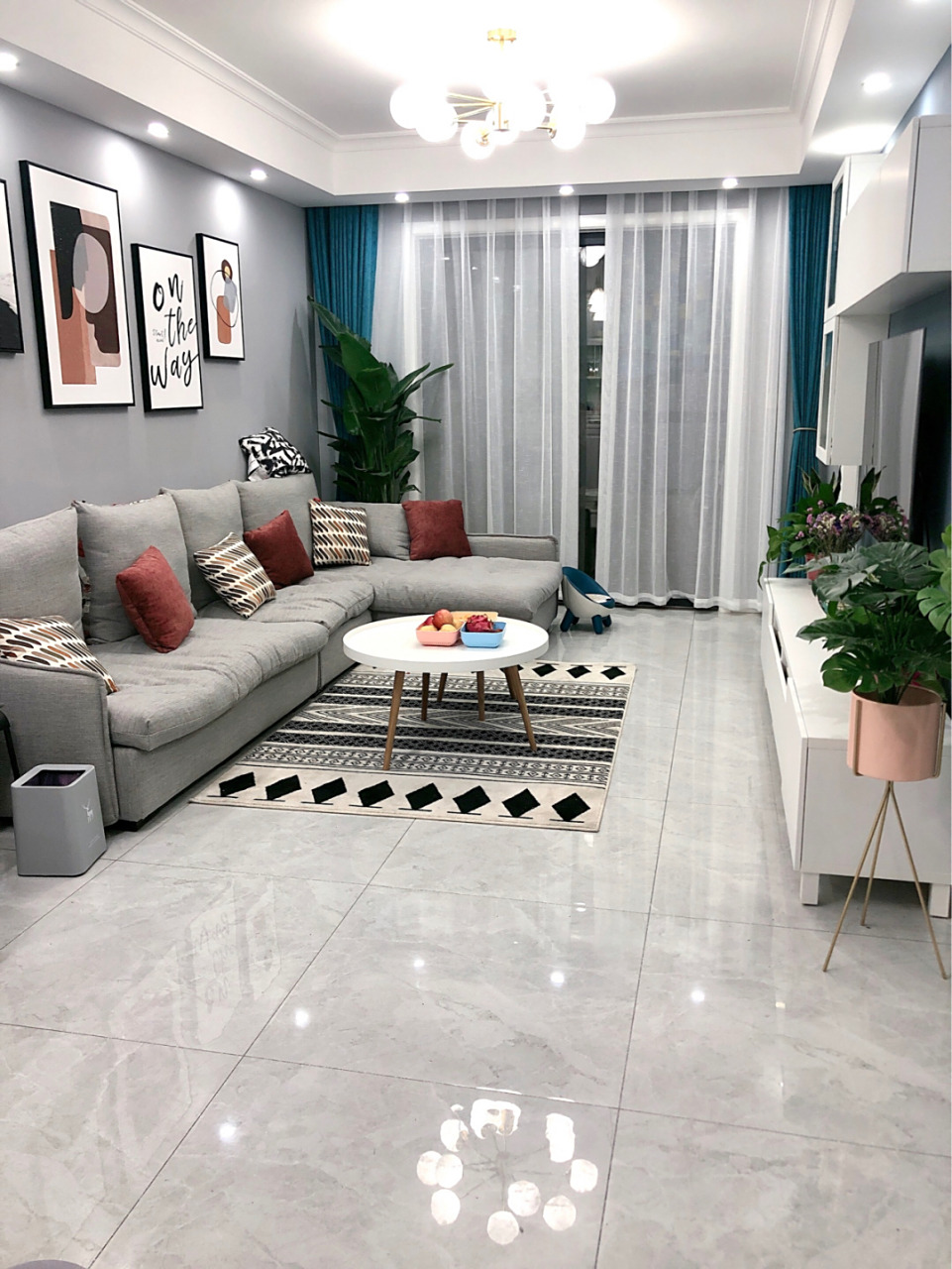 大面积用的浅灰瓷砖和整体色漆都属于冷色调 厨房地砖用的稍深点的