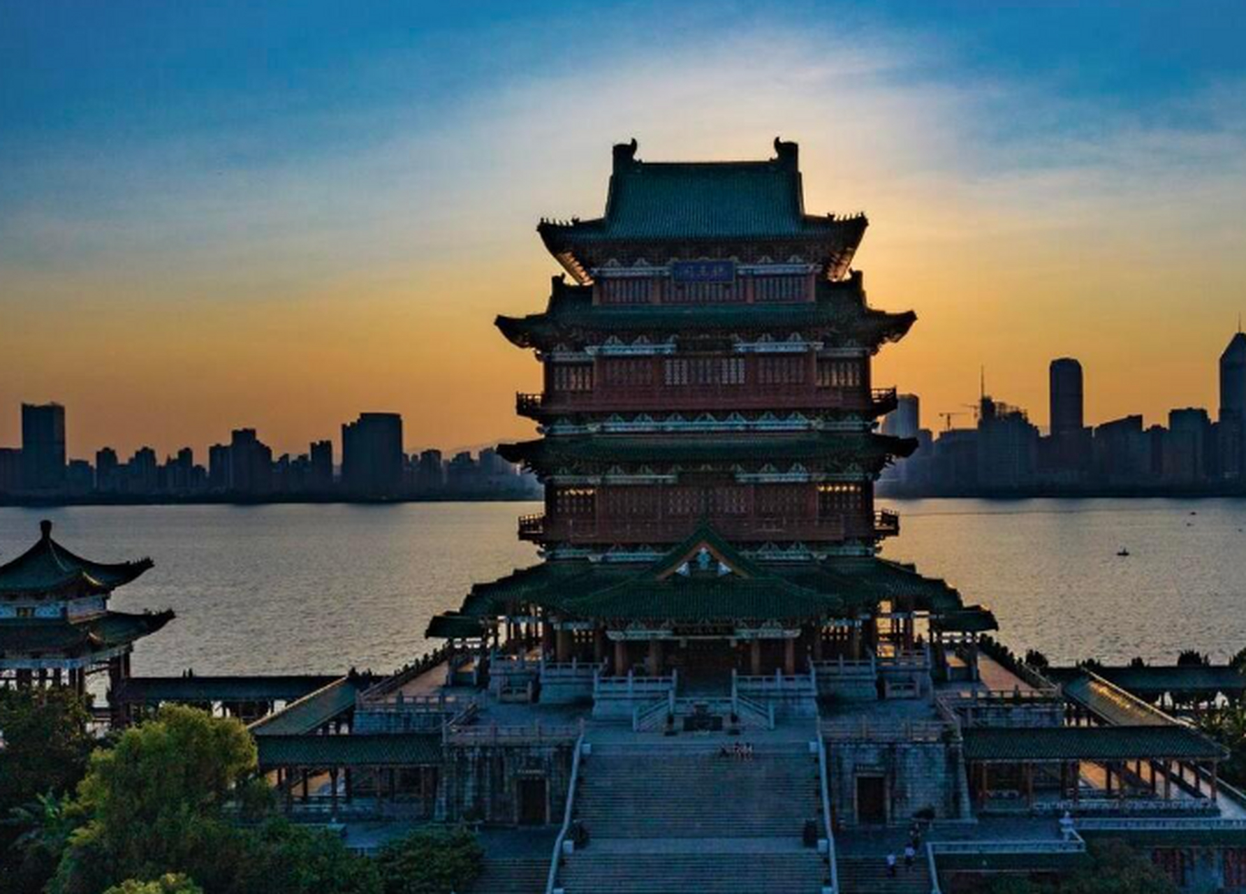 江西南昌,四川阆中两处都有滕王阁的存在,但我们所熟知的《滕王阁序