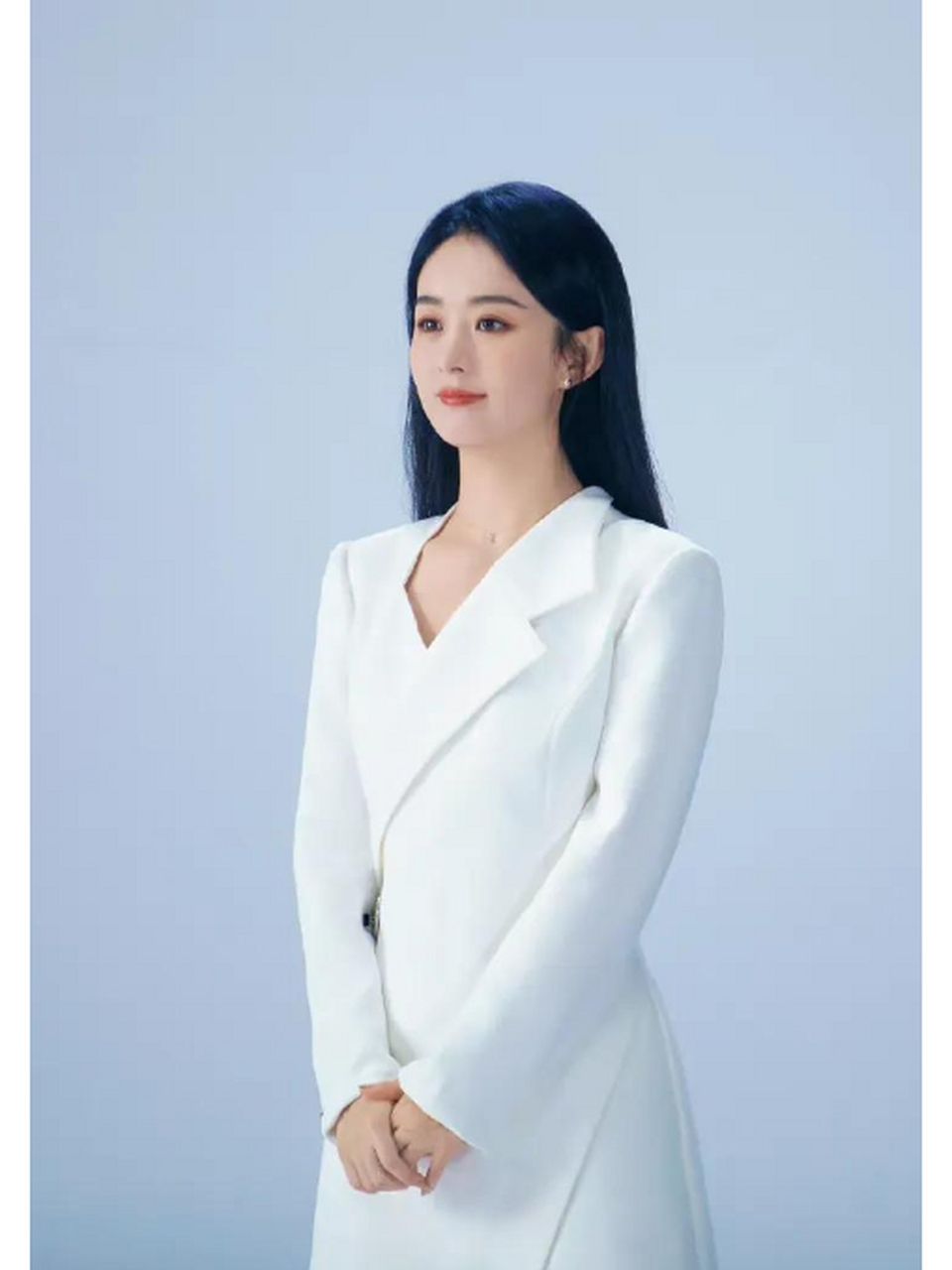赵丽颖这次的穿搭有气质也落落大方,白色套装也显得人更加有精气神