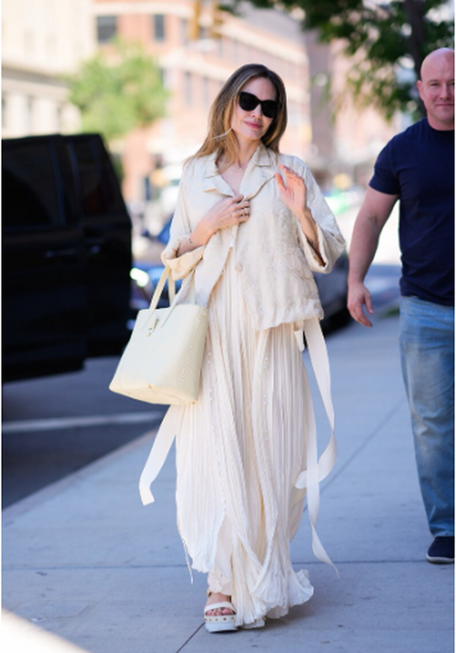 最新的安吉丽娜·朱莉街拍,她身穿米白色衬衫搭配百褶长裙,散发出亲切