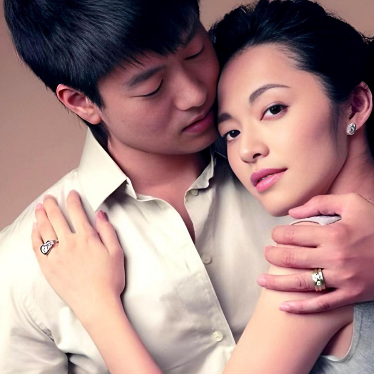 姚晨和凌潇潇离婚后,她转身嫁给了曹郁.