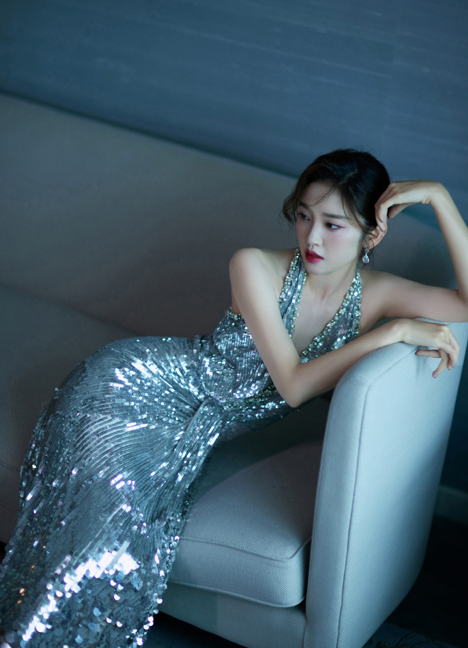 唐艺昕 深v露背连衣裙大片