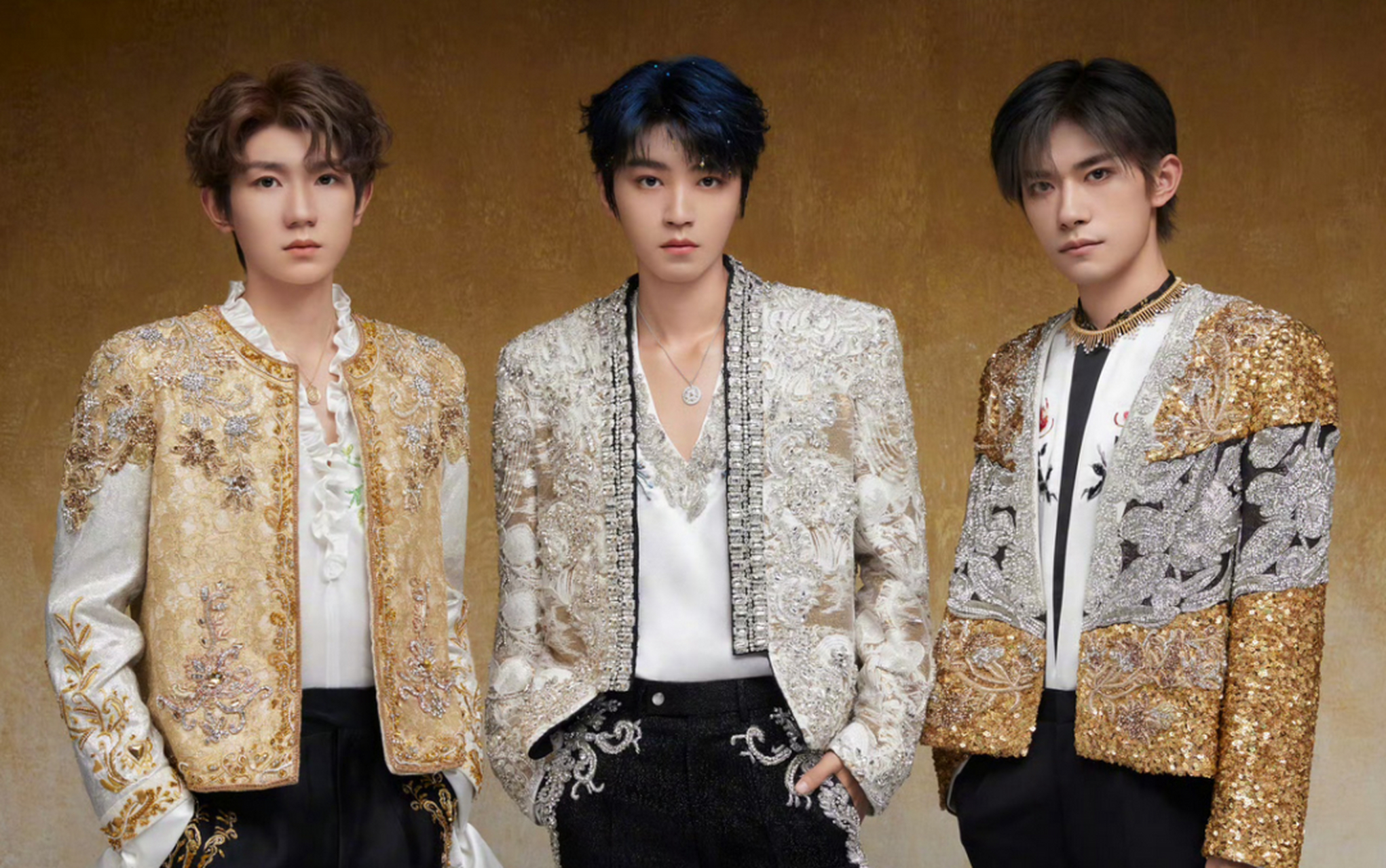 幸亏,王俊凯,易烊千玺,王俊凯都站在一边,如果蛋糕一个不小心掉在