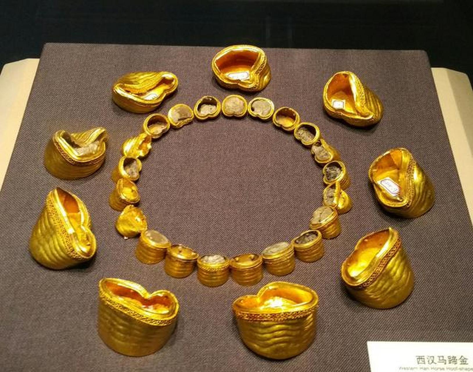 文物#   这是海昏侯墓出土的一组黄金制品.