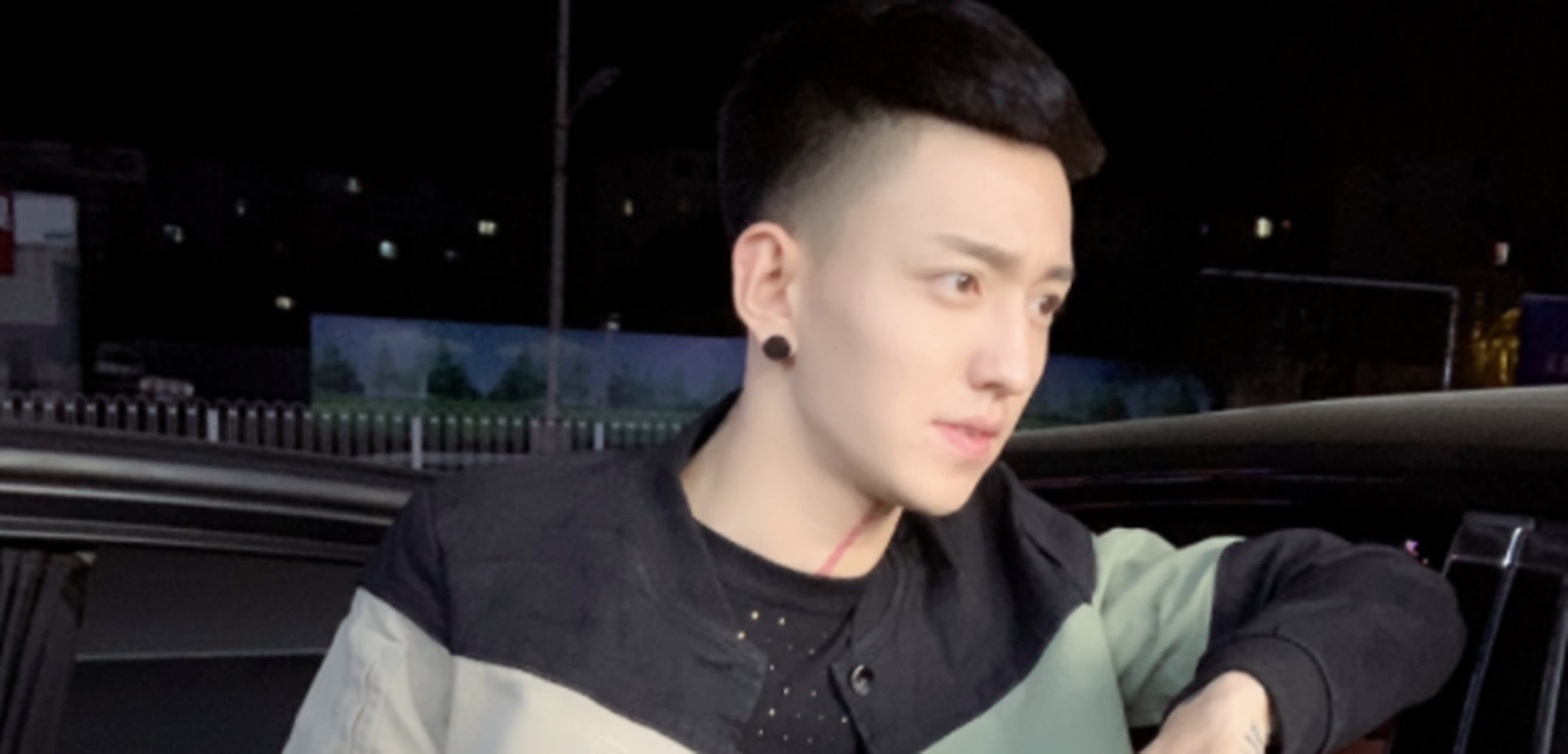 大家都知道李耀阳和丹sir分手后,因为孩子户口一事丹sir不断给李耀阳