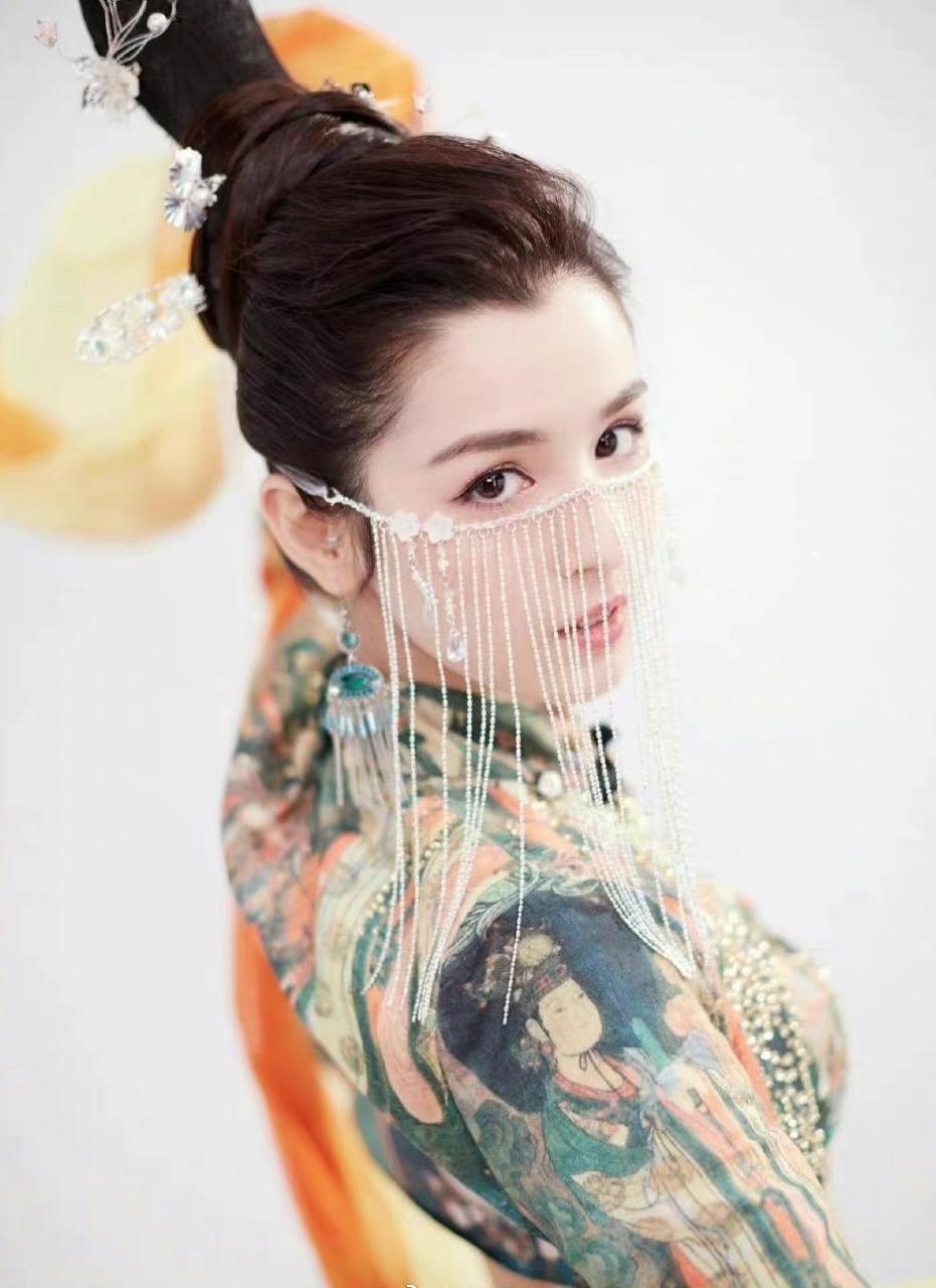 哈尼克孜分享新图,印象中小姐姐敦煌造型封神,真异域大美人.