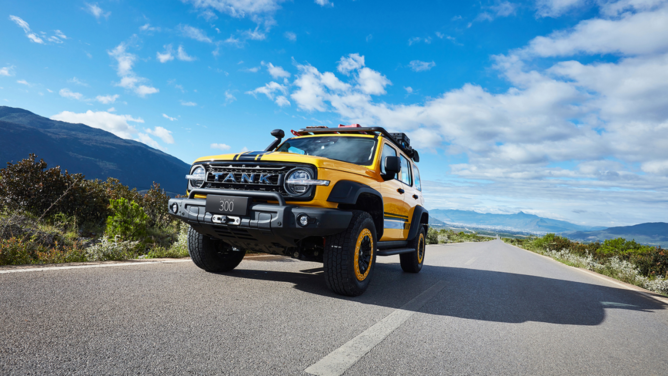 坦克300大面积运用方直轮廓线条与圆润倒角,配备贯穿相连的两块12.