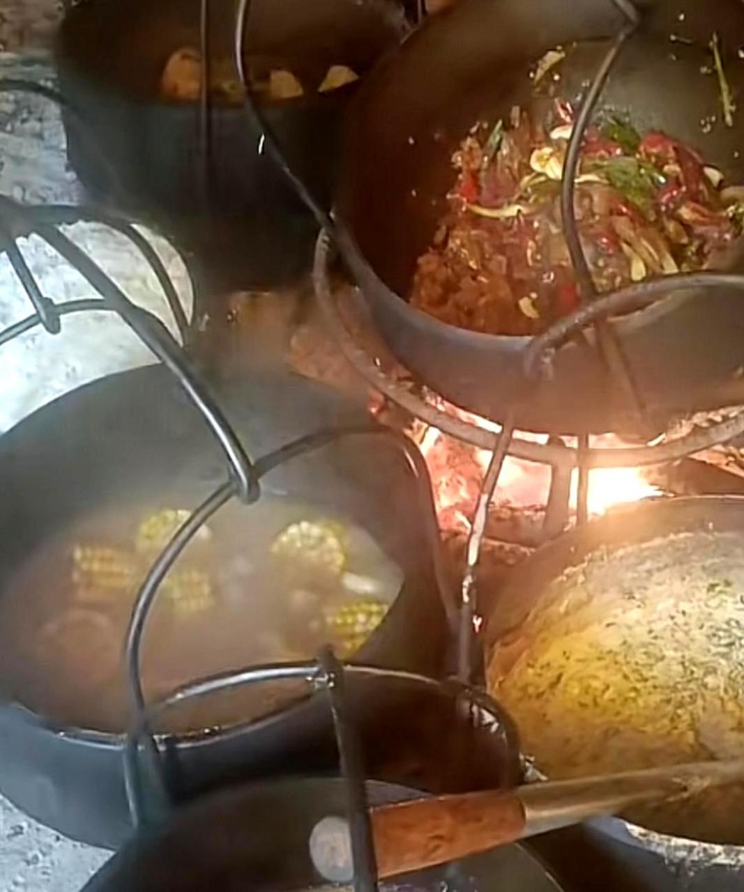 你见过用铁顶罐煮饭菜的吗?味道特别香.