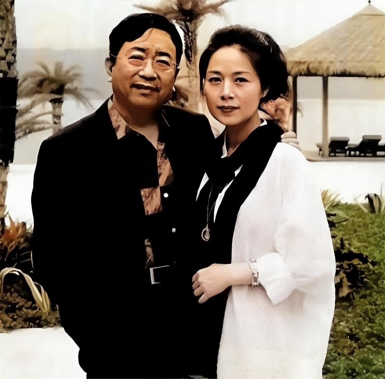 16岁时,余秋雨爱上了黄梅歌的女儿女神·马兰,后者比他大16岁.