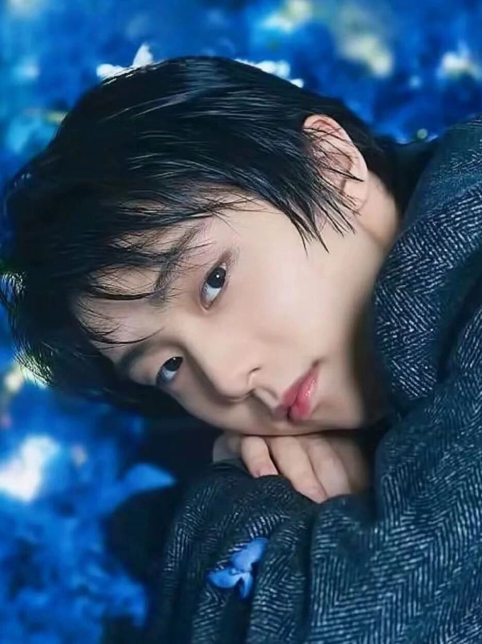 仙子吻冰  "仙子吻冰"是羽生结弦的一个招牌动作,用整个上半身"吻冰"