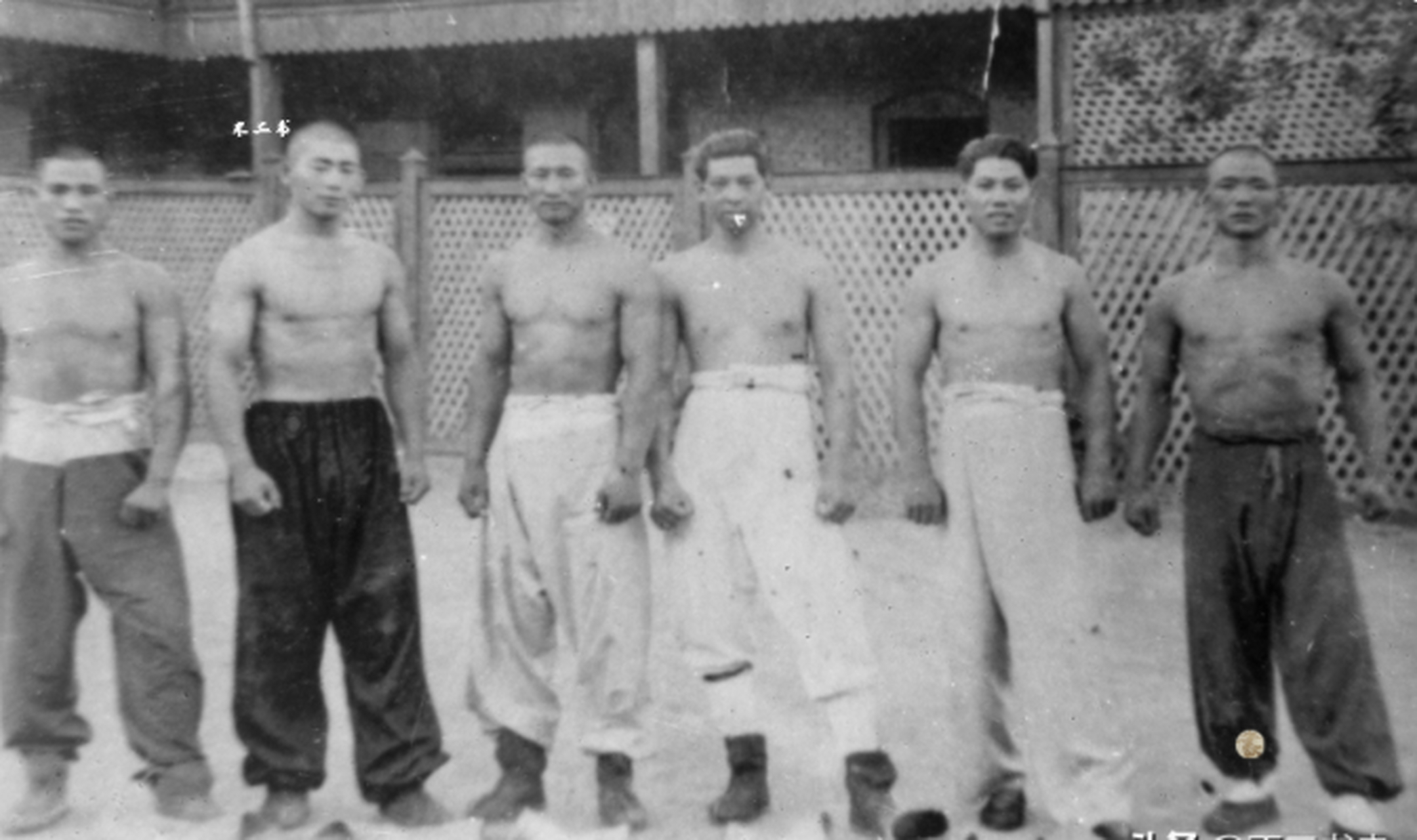 照片拍摄于清末时期,八国联军侵华时期的义和团拳民,我们可以看到一些