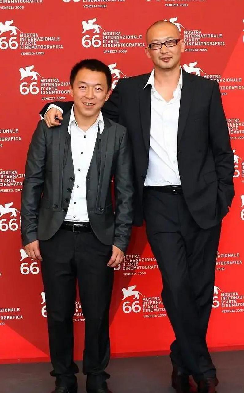 管虎与黄渤两对夫妻同框.一对儿高冷,一对儿喜庆