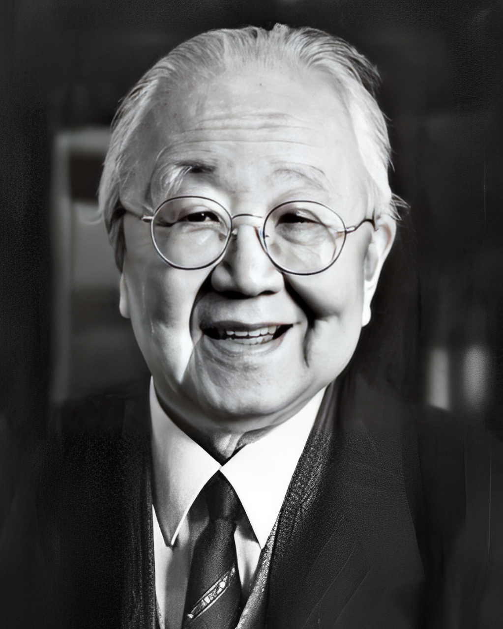 他的妻子章宝琛病得很重,临终时对他说:"我把宝贝留在后院给你.