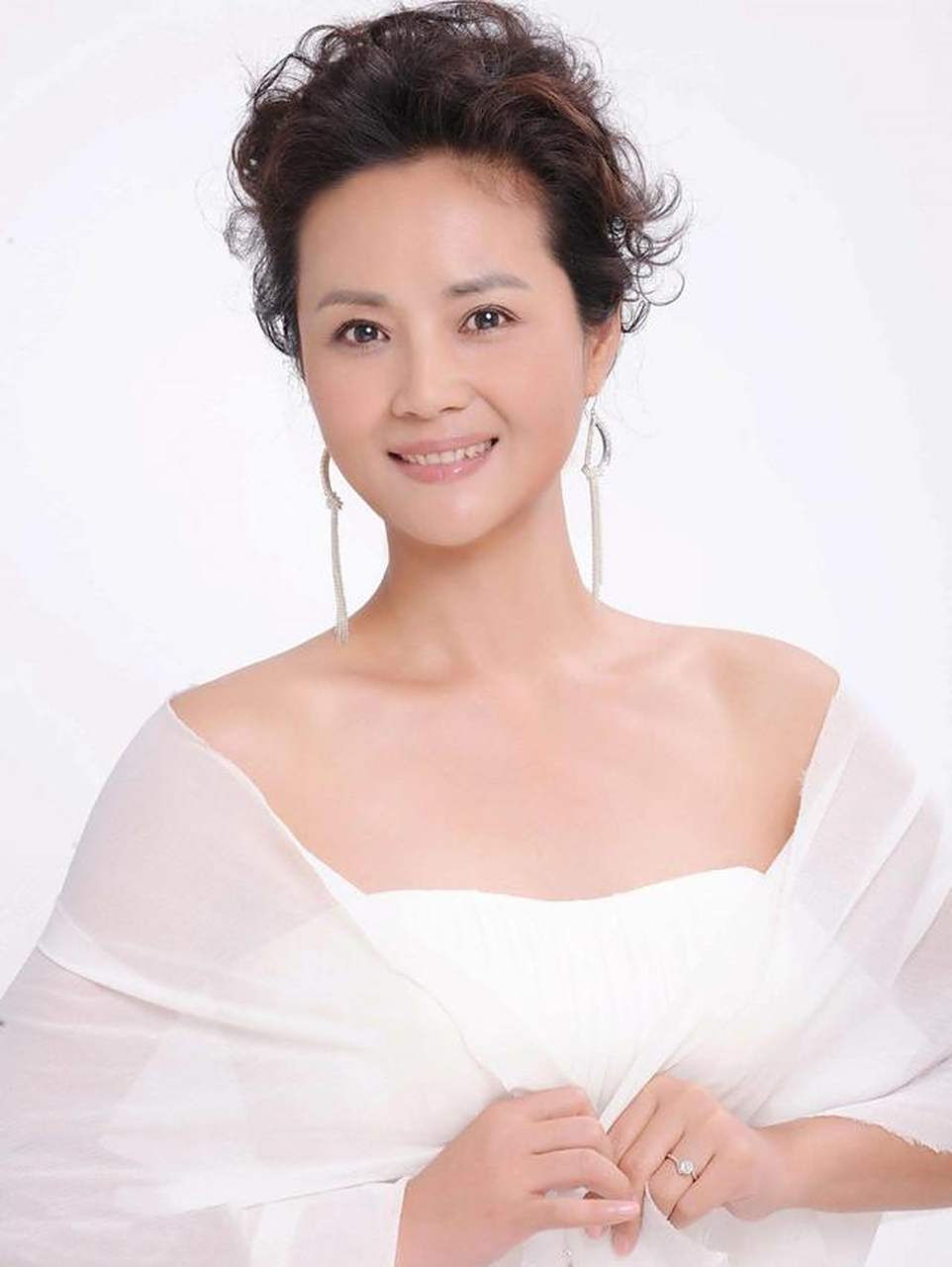 演员茹萍:24岁嫁画家,带着女儿再婚也幸福,结婚23年无绯闻