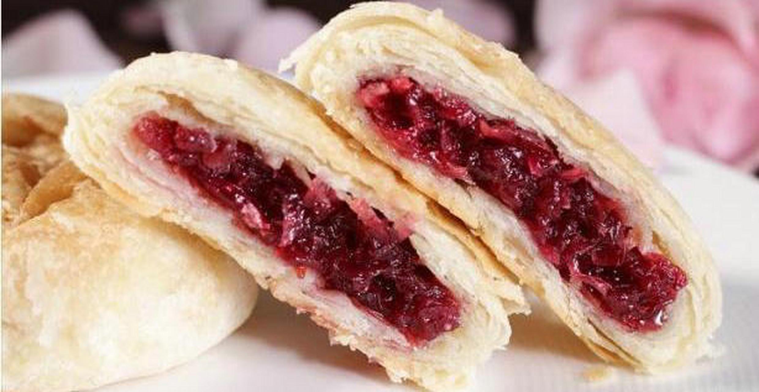 鲜花饼,是中国云南的特产,吃起来有玫瑰花的香味,这是采用真实的鲜花