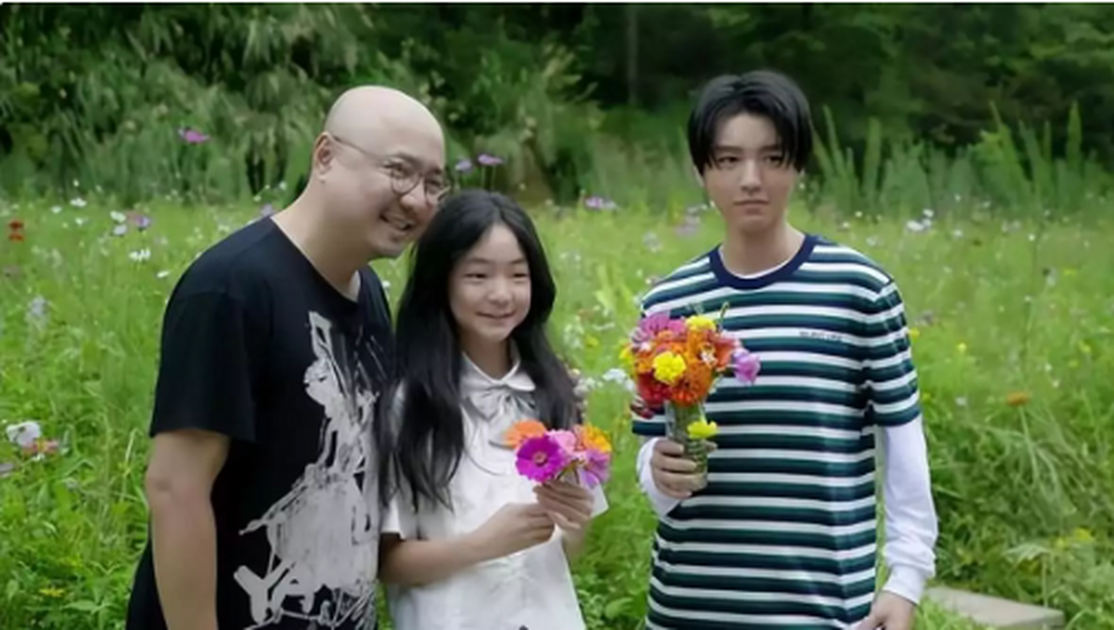 徐峥一家三口逛街被拍,危难之际没有放弃陶虹,但已得罪浙江卫视