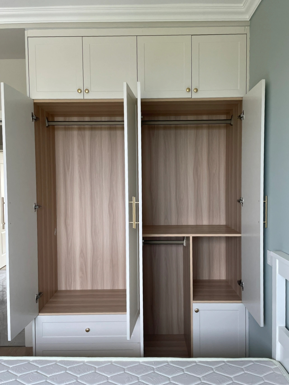 回字造型衣柜内部格局 先说回字吸塑门的造型,我选的是深度3毫米,边框