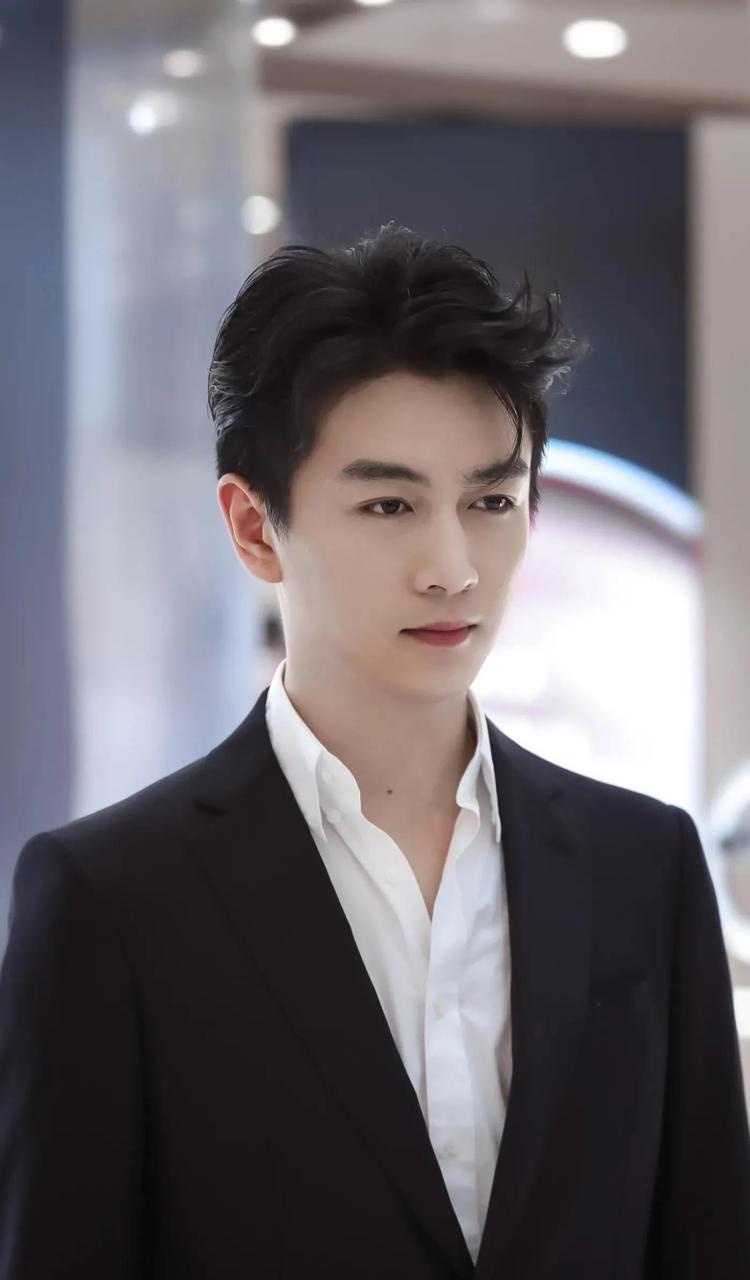 原来罗云熙和白鹿主演的新剧《长月烬明》今天开播了,陈晓晒出了罗云