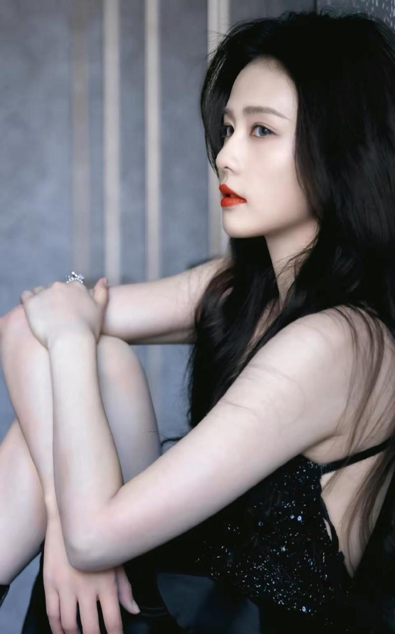 而她白皙滑嫩的皮肤也很让人羡慕,整体妆容和服装都很搭,让她看起来气