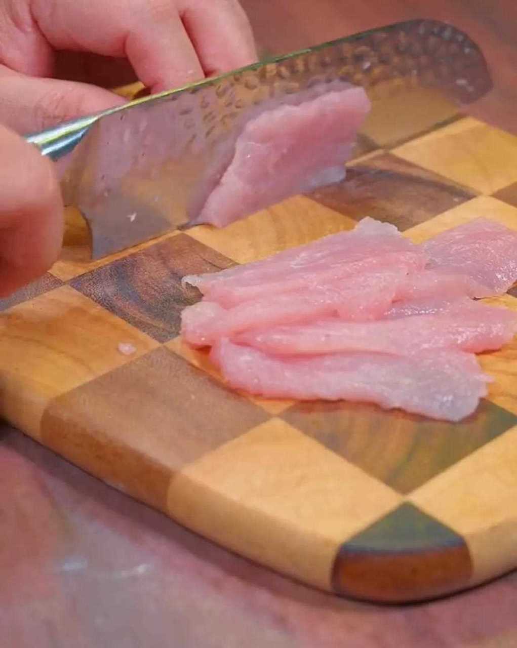 里脊肉切厚厚的薄片,加生抽,料酒,盐,胡椒粉,入个底味,再加水淀粉,抓