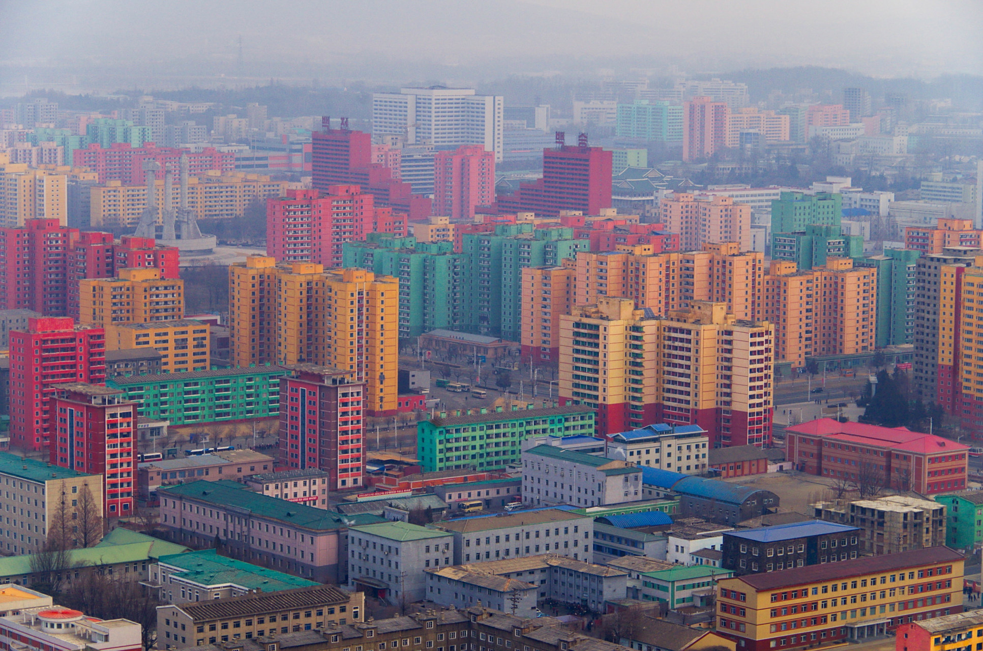 来朝鲜才知道的事情:晴空下的朝鲜首都平壤,积木似的彩色房子在蓝天的