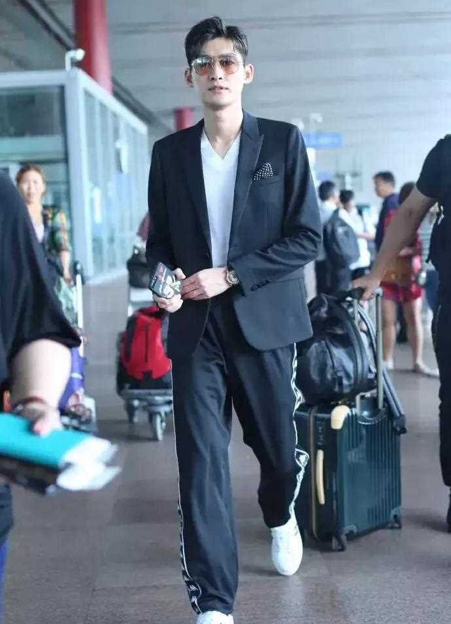 张翰,黑龙江大男孩,身高185cm,体重68kg,完美的模特身材.