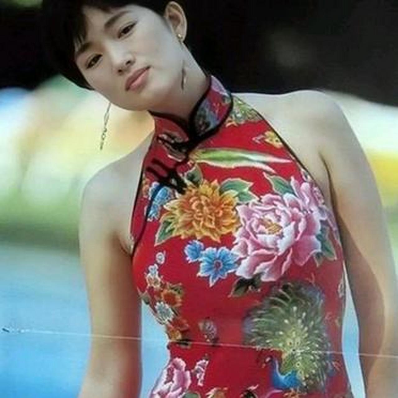 年轻时的巩皇?
