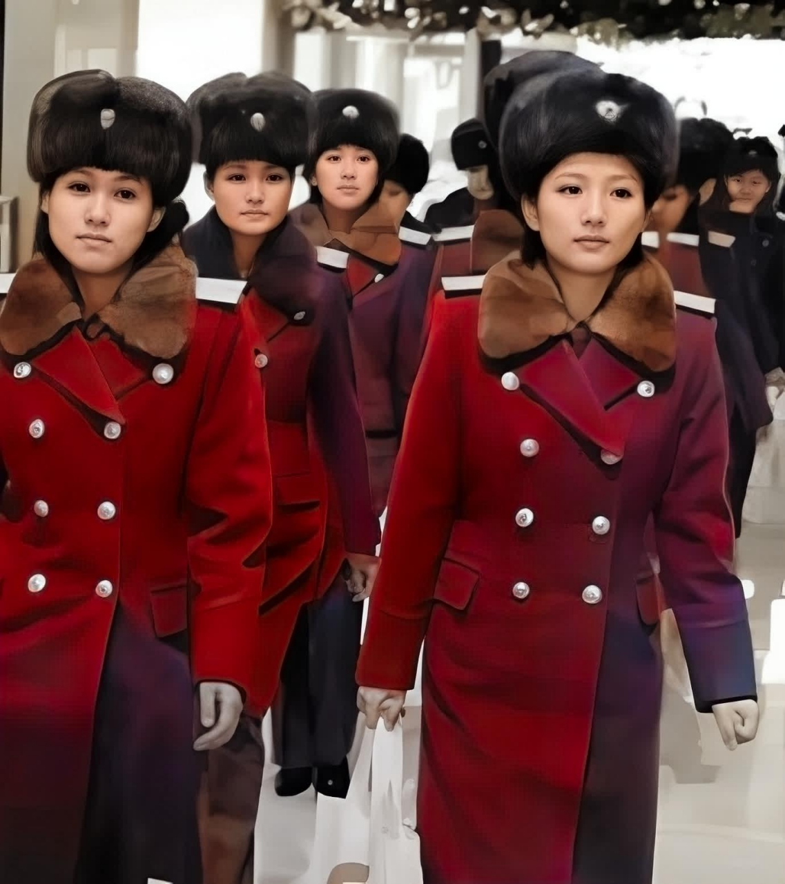 这是牡丹峰乐团的女兵在朝鲜!这些女孩都是魅力高山腿,曲线凹凸有致!