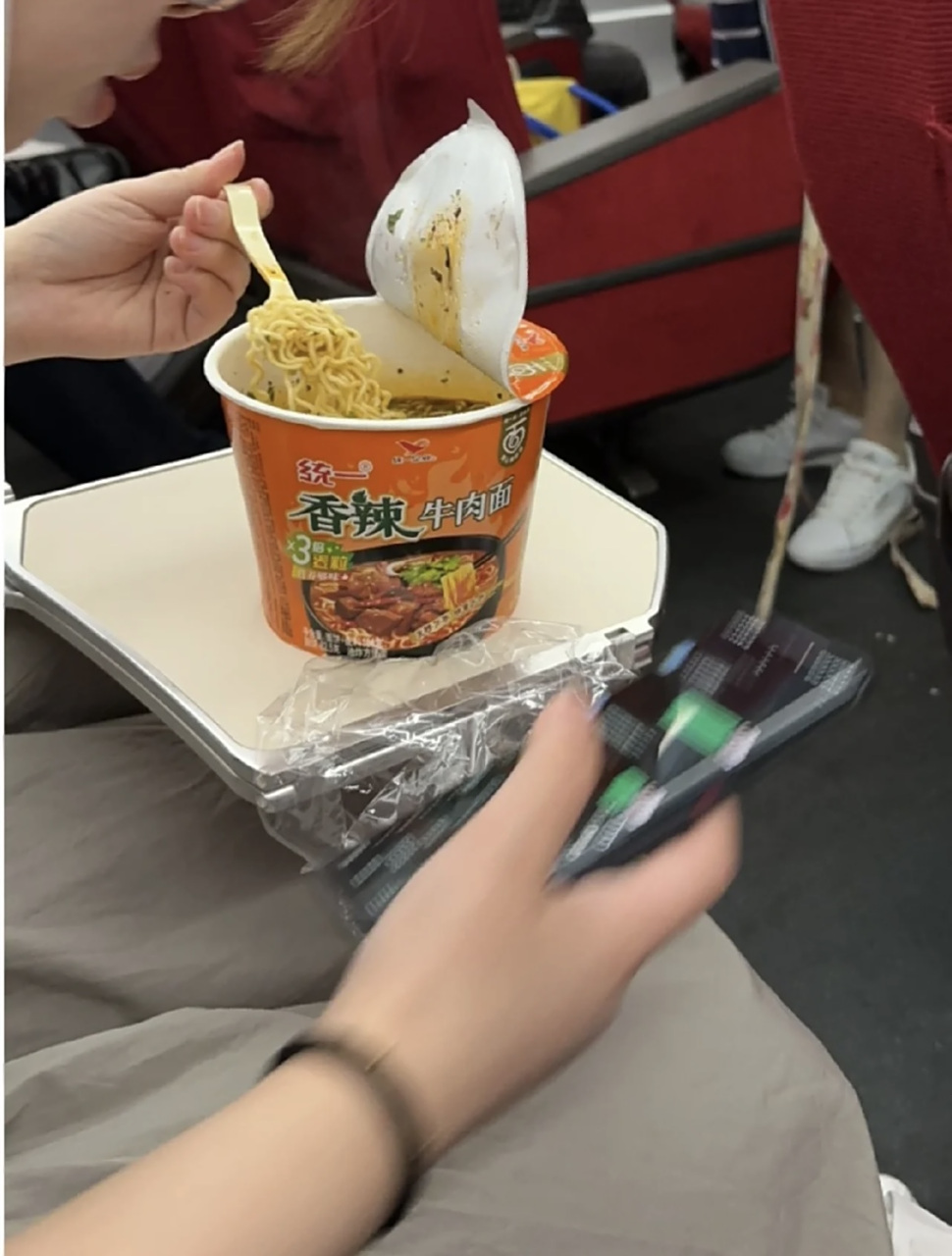 网友:饭点高铁上吃泡面,是全然不顾别人死活啊!太香了吧!