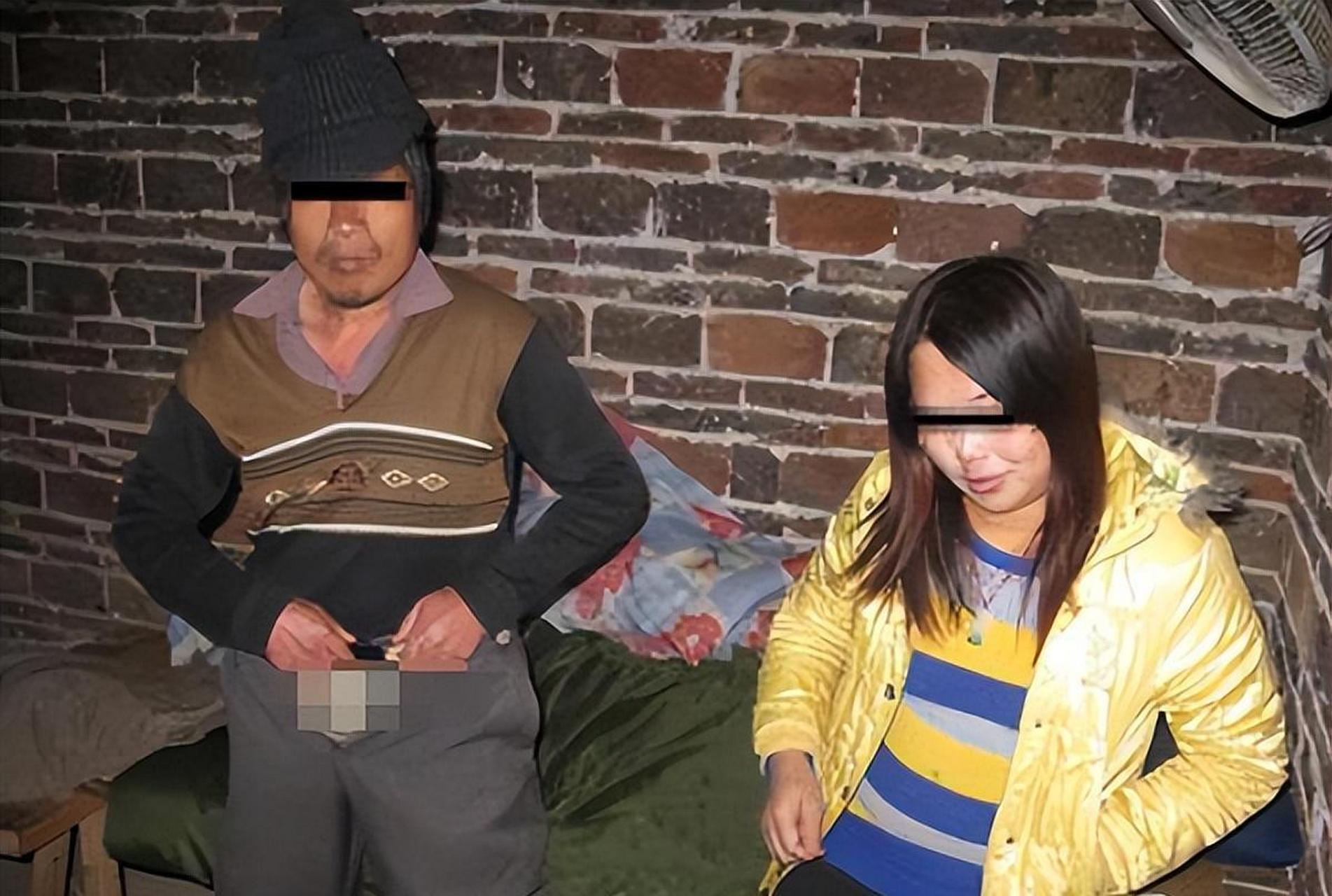 警方在抓捕该女子时,当场抓获了她正在进行的交易.