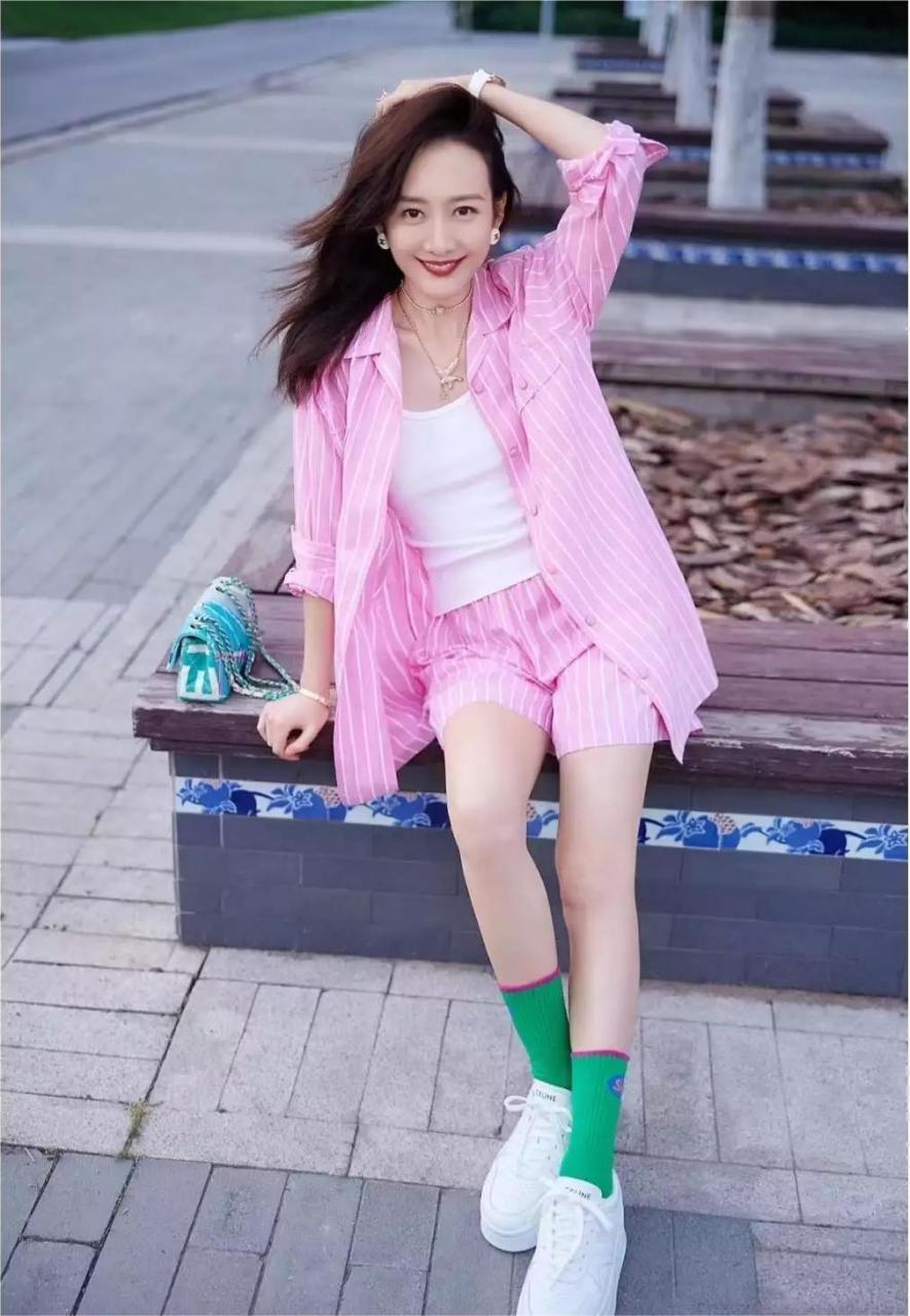 王鸥最新时尚街拍,一身粉色竖纹衬衣短裤,再次征服了众人的眼球