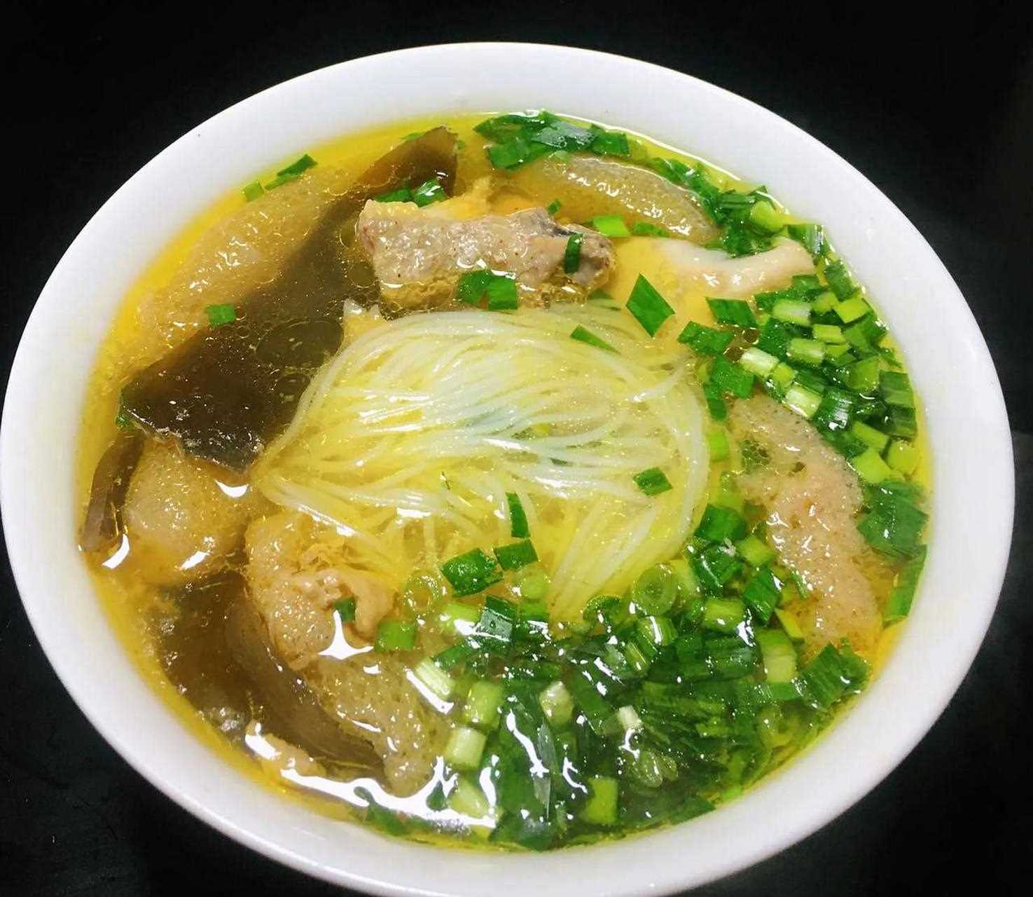 昨就准备好食材,早餐鲜美可口的鸡汤米粉来了