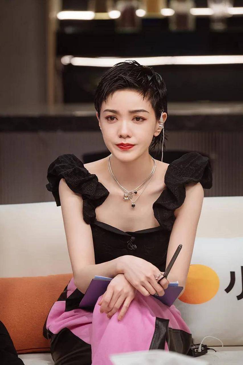 原创            台湾女星郭采洁穿吊带黑衣超美!