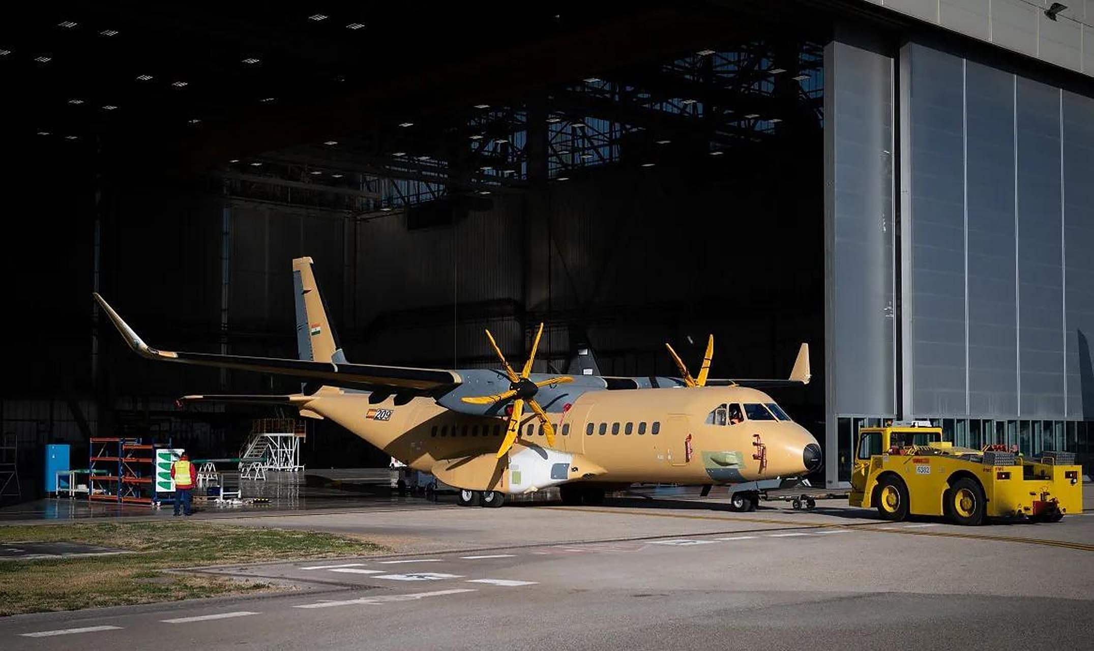 兵器影像# 印度空军订购的第一架c-295中型运输机在空客西班牙的工厂