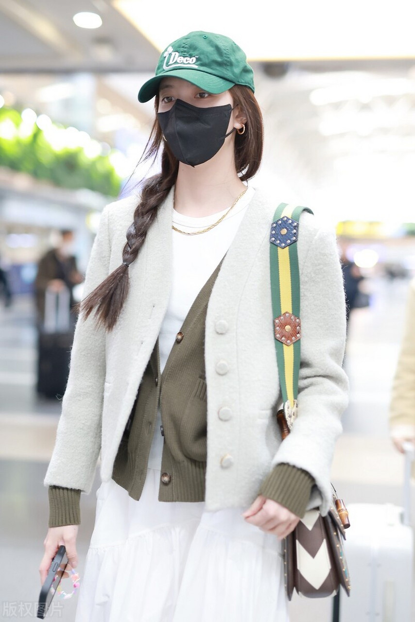 宋妍霏机场街拍,无领外套叠穿针织开衫t恤,白色半身裙,棒球帽温柔少女