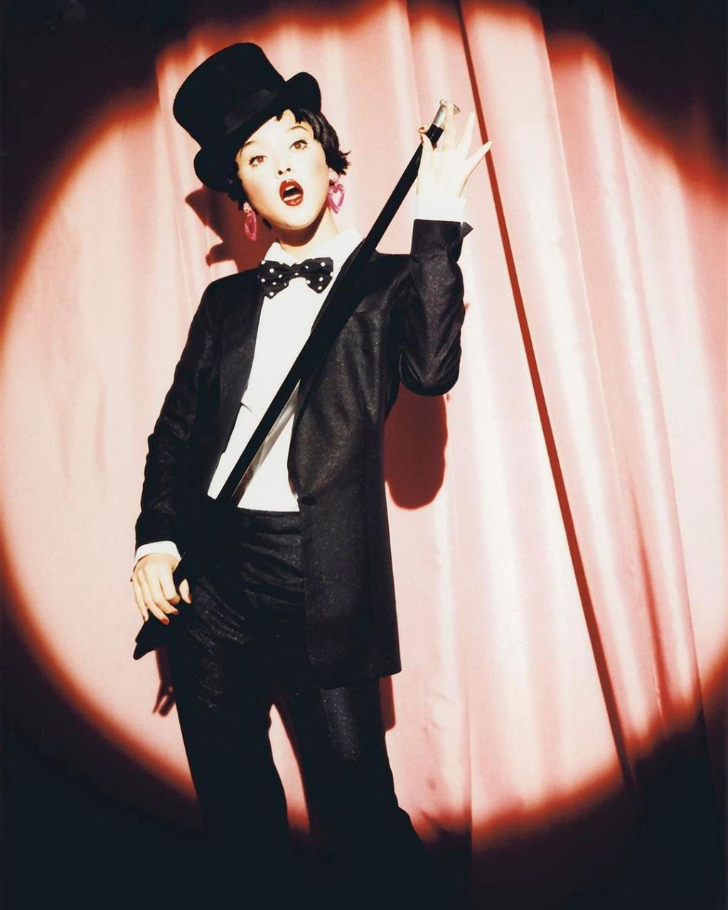 文青木)2001年为interview magazine拍摄的杂志,她在内页饰演贝蒂娃娃