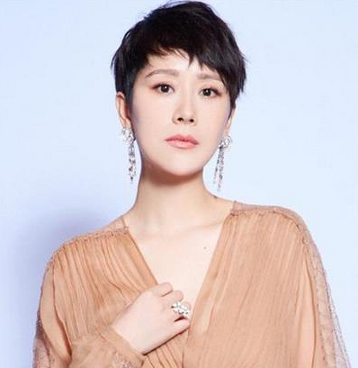 海清和马伊琍聚会翻车,室内包间抽烟被拍,吞云吐雾动作太娴熟.