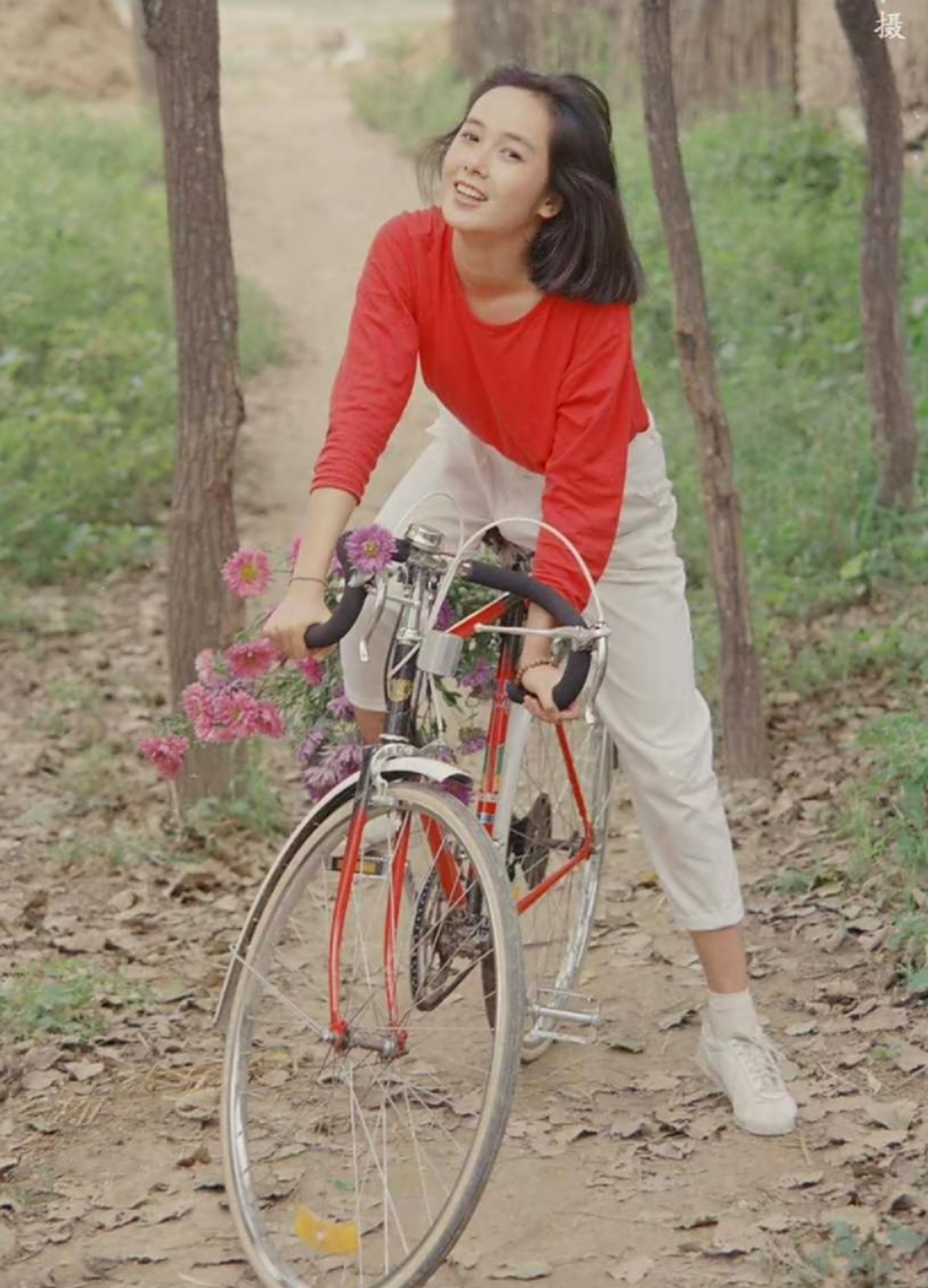 蒋雯丽年轻时候不就是偶像剧女主的样子吗?美得发光!