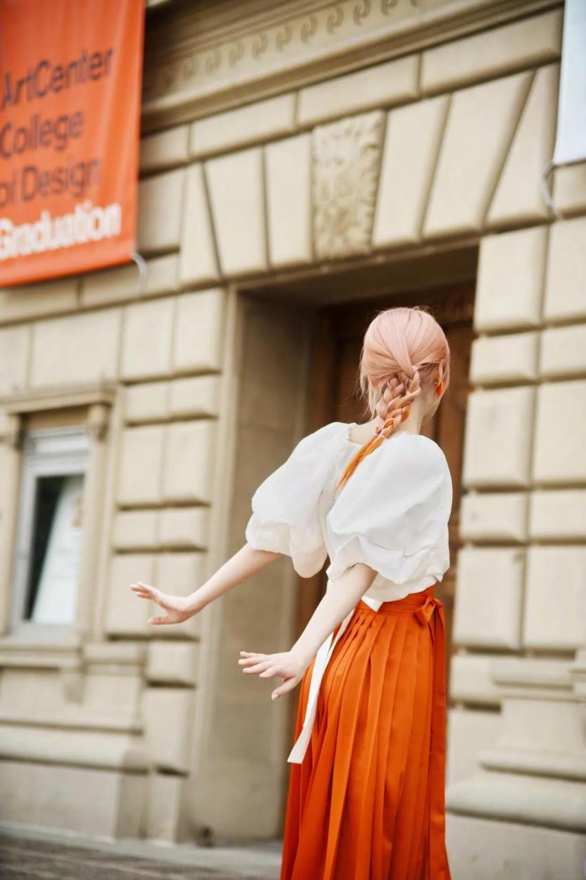 徐娇一身长裙的照片,顶着一头粉色头发,真的整个人感觉在发光,显得她