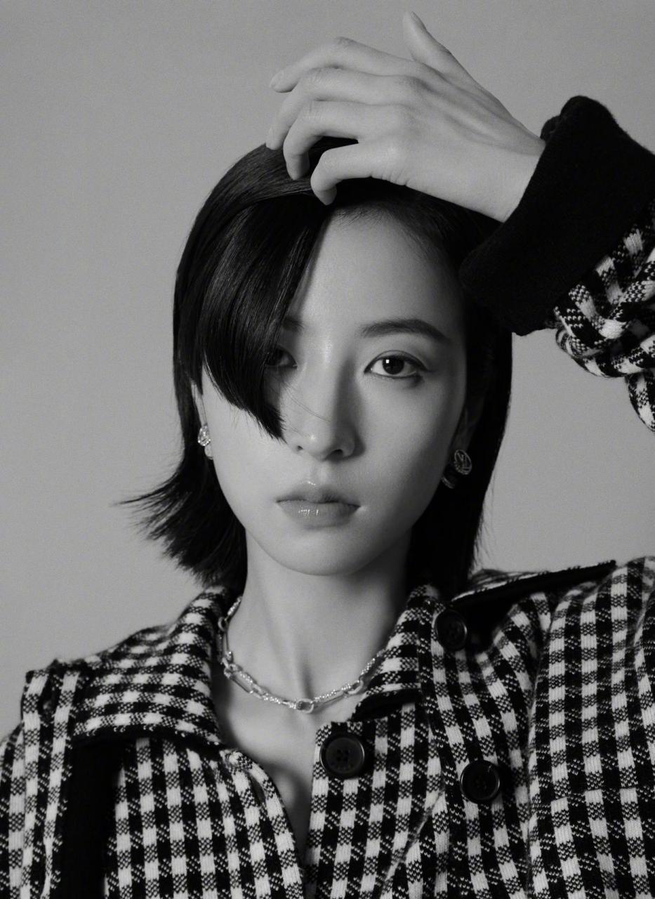 周雨彤时尚大片释出[比心] 个性短发 彤哥尤为时尚感的造型pose,酷