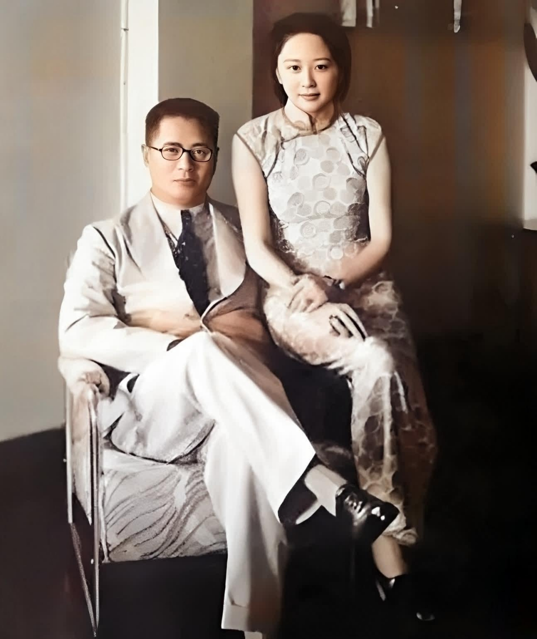 1937年,年迈的宋子文和年迈的张乐怡在香港遇到了张合影!