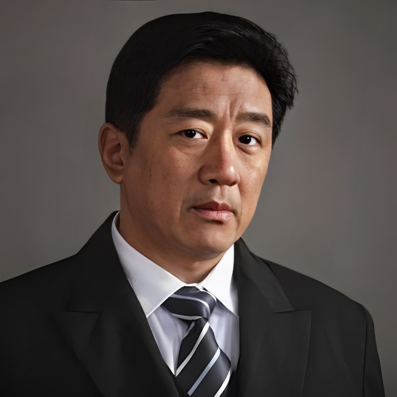 影片进行到一半时,出演《白宝山盗》的演员喊着要加薪:"不加钱我就不