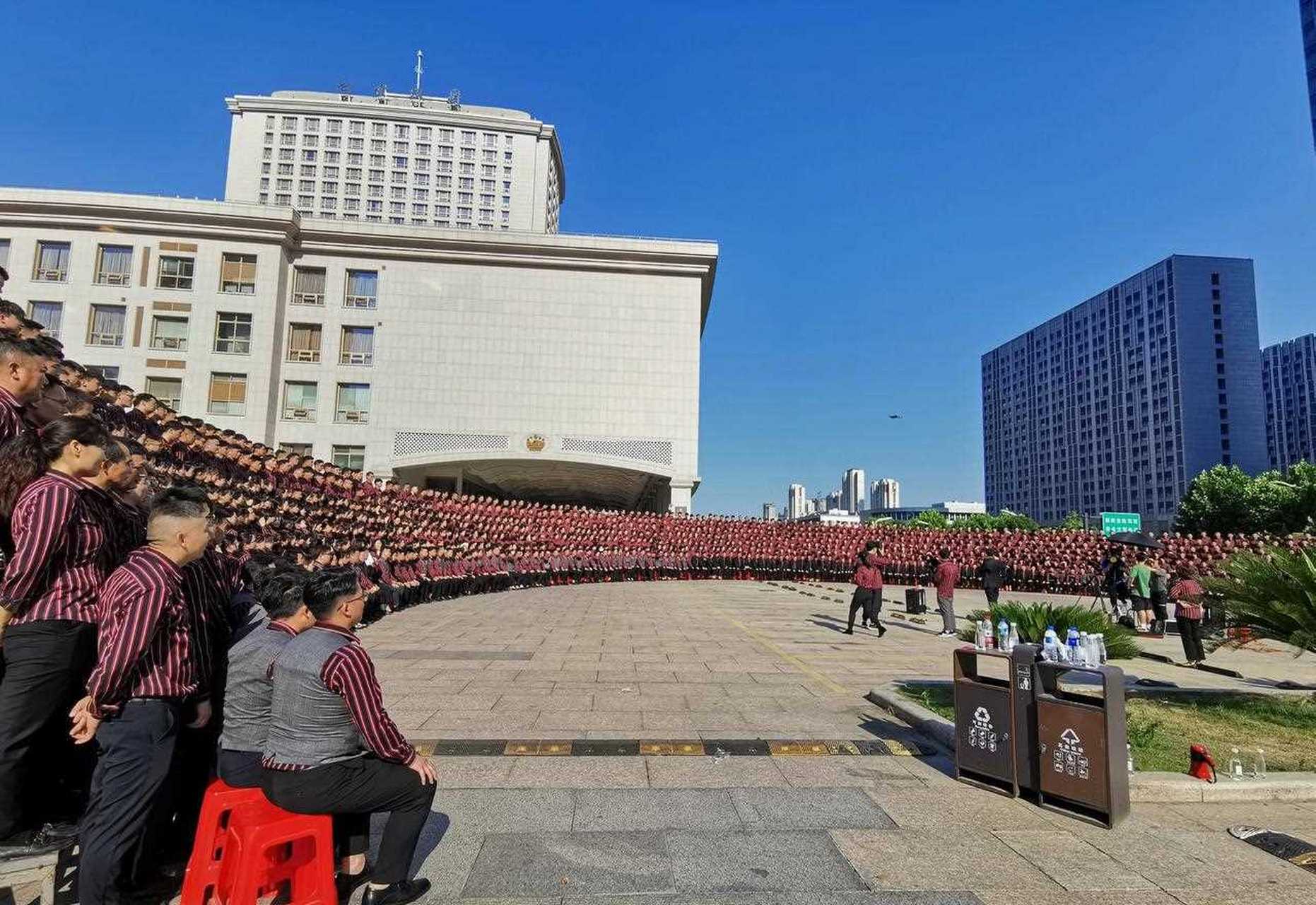 安徽合肥一公司4000人帶薪拍照一整天,這是要破大合影記錄啊.