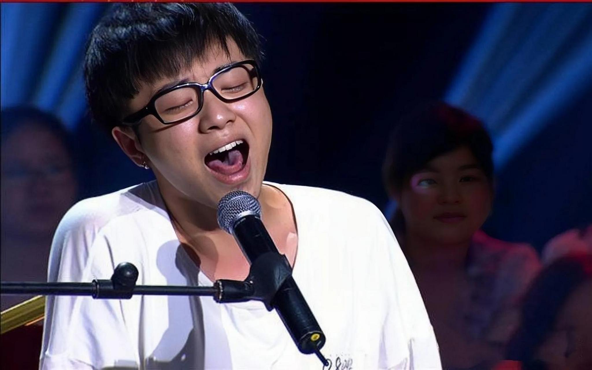 华晨宇出生在湖北,他的父亲华福雄做银矿生意,华家人很多都从事矿产