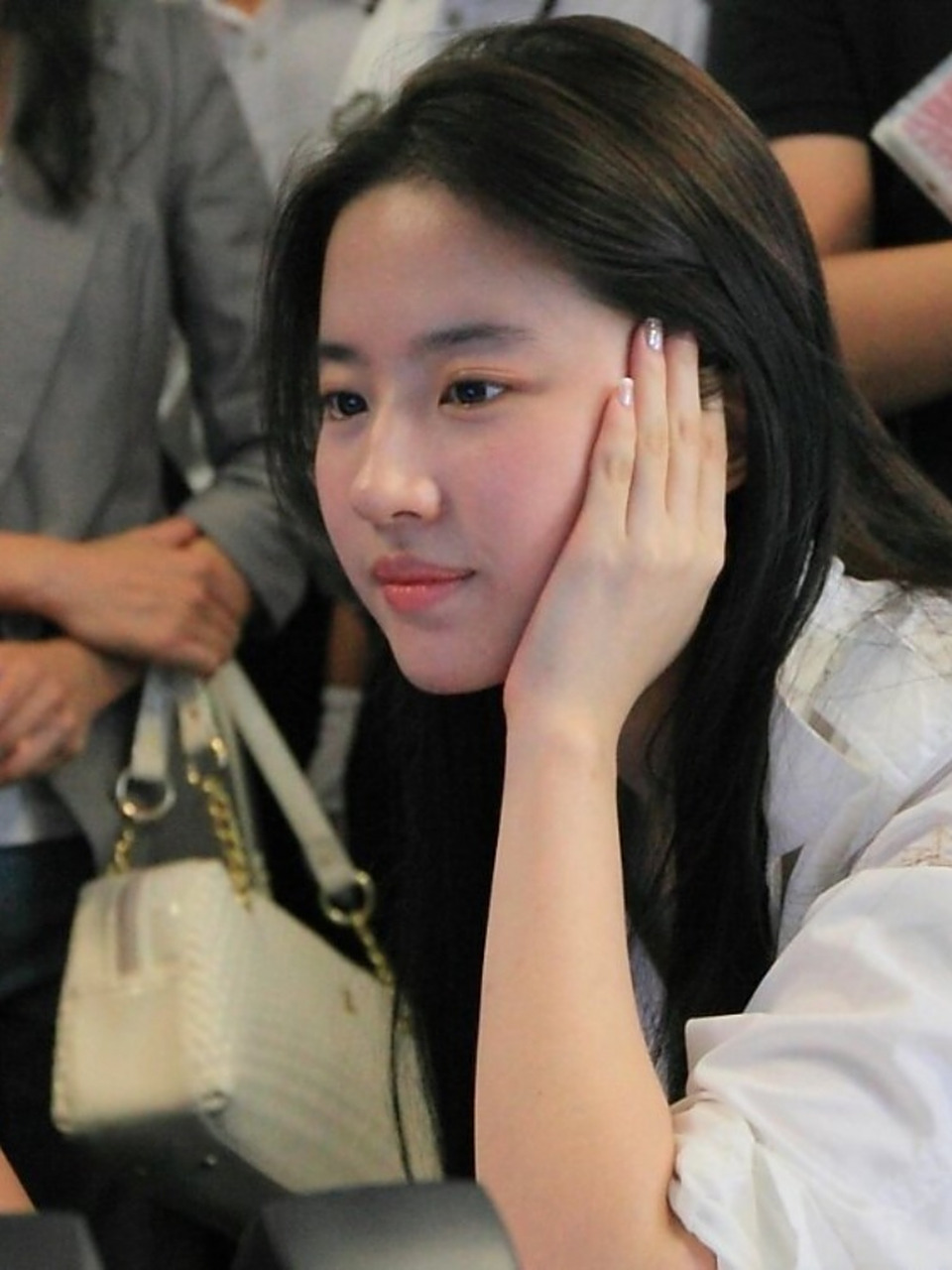 全公司震惊  在2011年,刘亦菲在为电影《倩女幽魂》做宣传时,以纯素颜