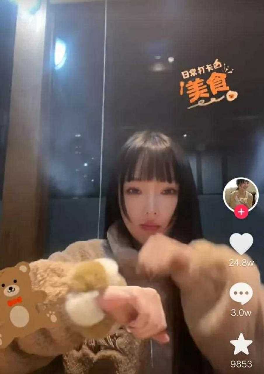 李小璐在一段视频里面又唱又跳,[铃铛] 开心的喝着饮料, 网友评论太