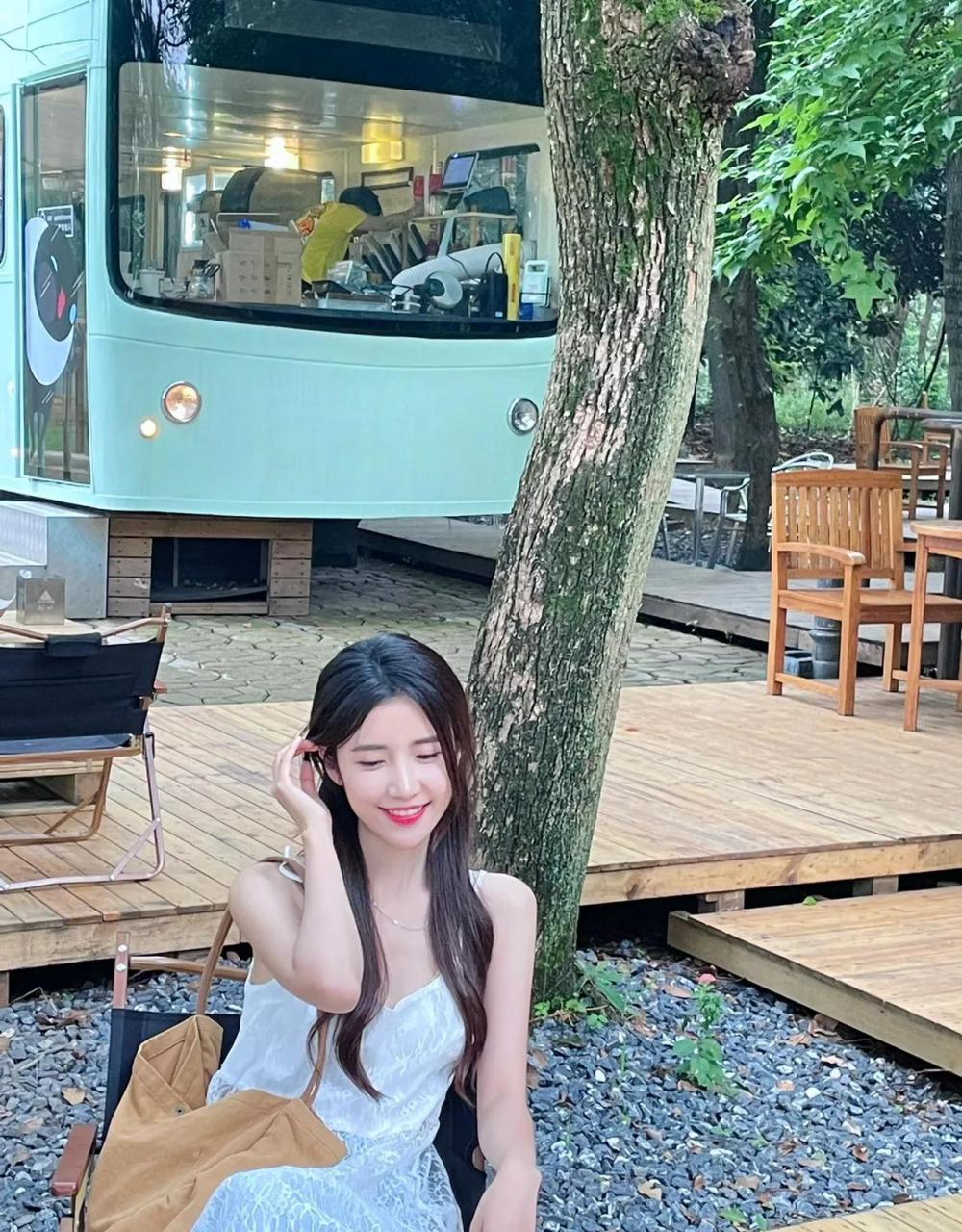 gif创作人#  湖南长沙姑娘米咪,现是一名演员,模特,代表作品《左丁贩