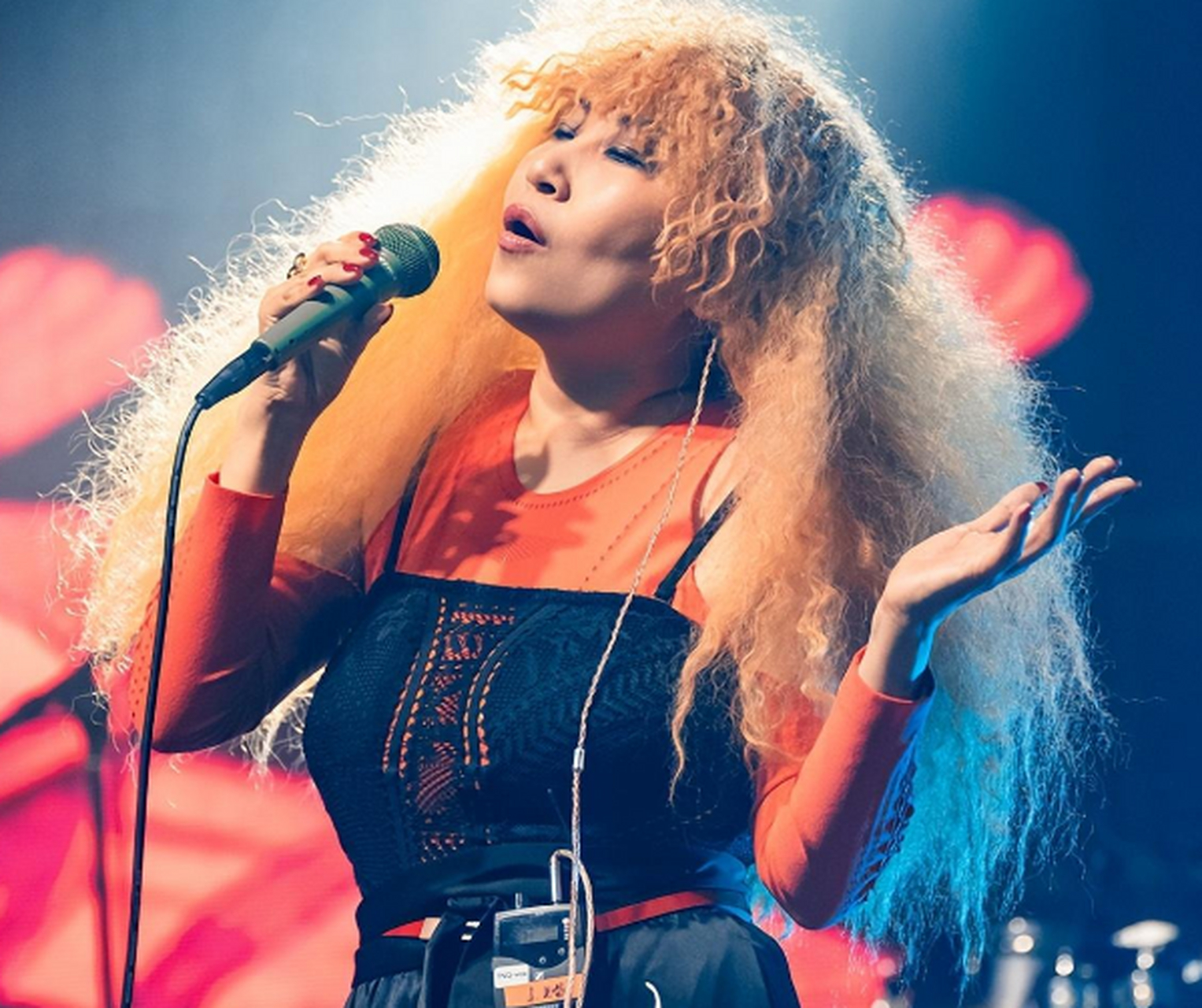 张蔷作为曾经"全球最受欢迎的女歌手"之一,唱歌能力肯定是没话说,可