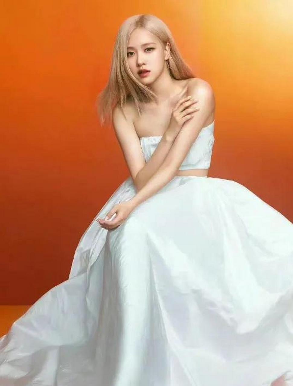 朴彩英穿裹胸秀美肩太诱人